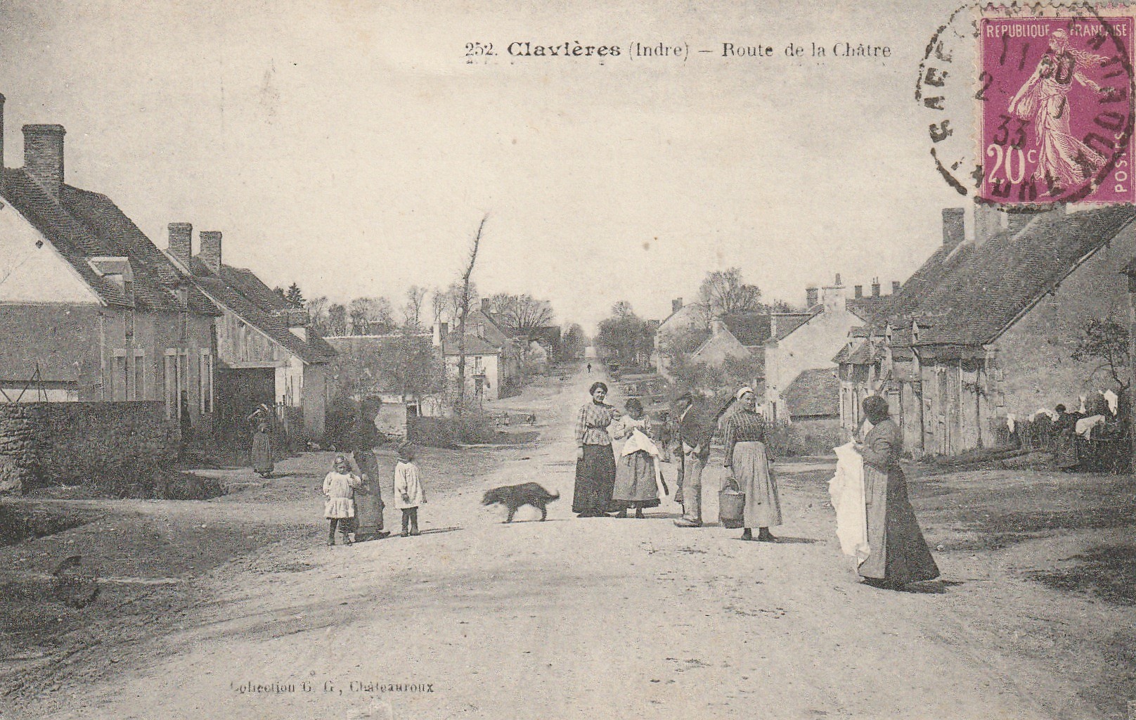 36 CLAVIERES. Animation Route de la Châtre 1933
