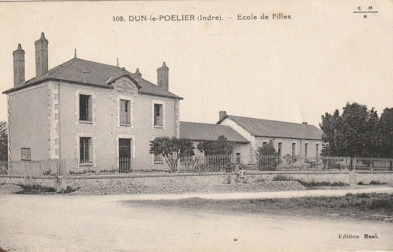 36 DUN-LE-POELIER. Ecole de Filles petite animation
