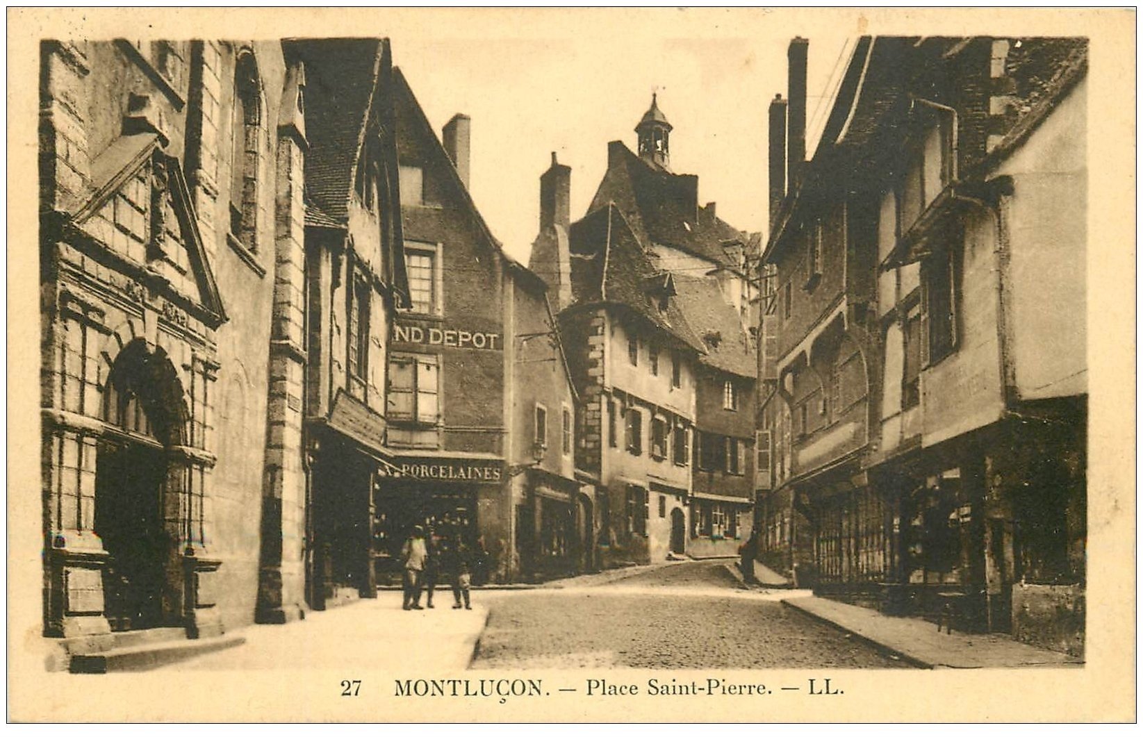 carte postale ancienne 03 MONTLUCON. Place Saint-Pierre 1932