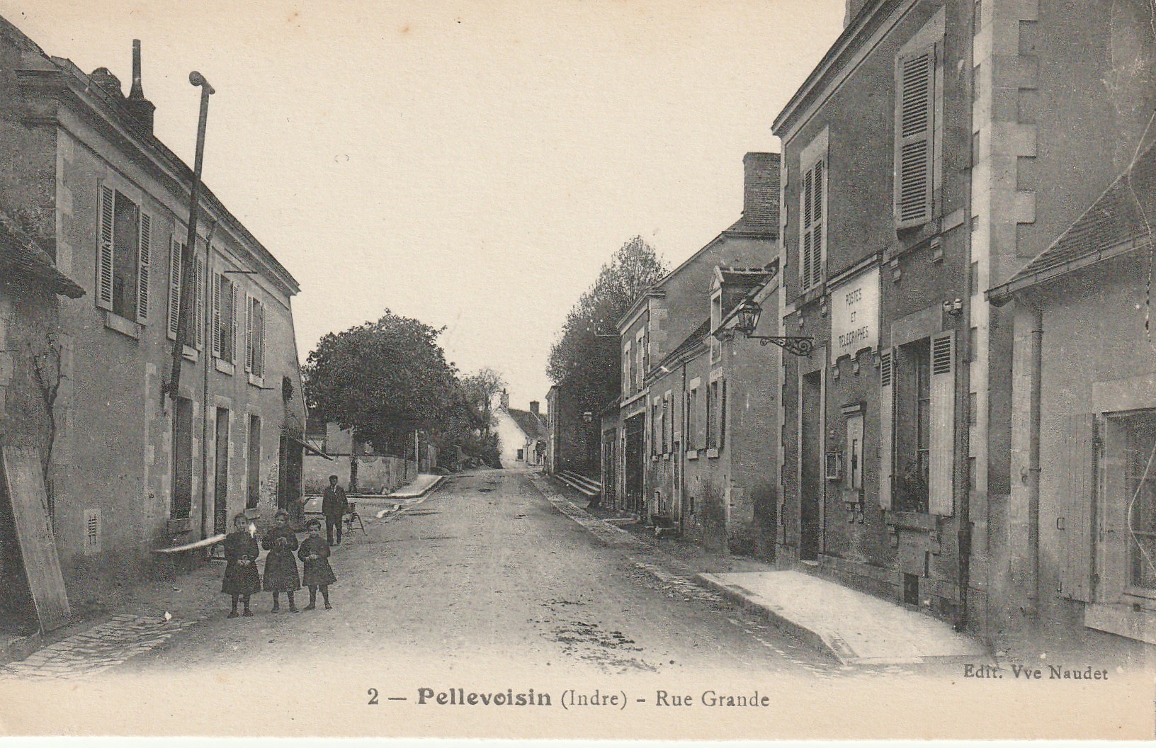 36 PELLEVOISIN. Postes et Télégraphes sur Rue Grande