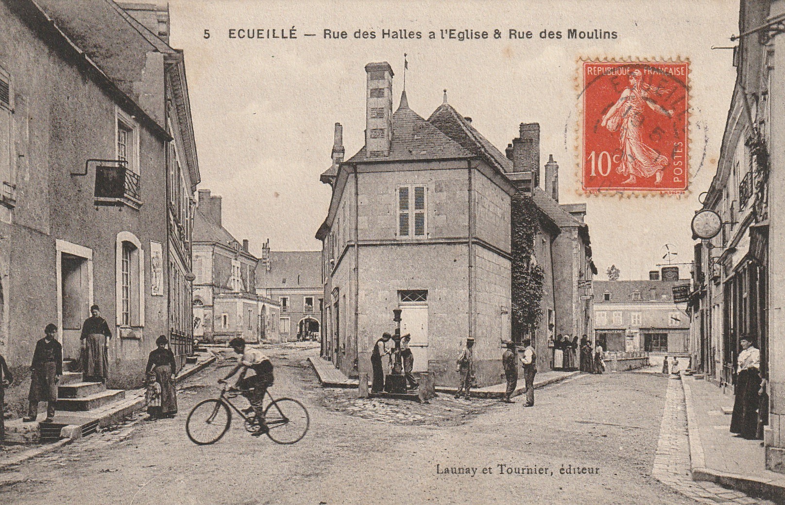 36 ECUEILLE. Fontaine à pompe rues des Halles à l'Eglise et des Moulins 1907 Horloger, Hôtel et Charcuterie