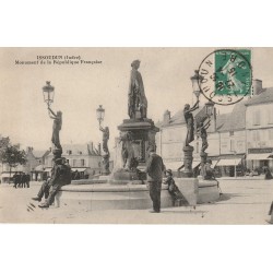 36 ISSOUDUN. Monument République Française 1915