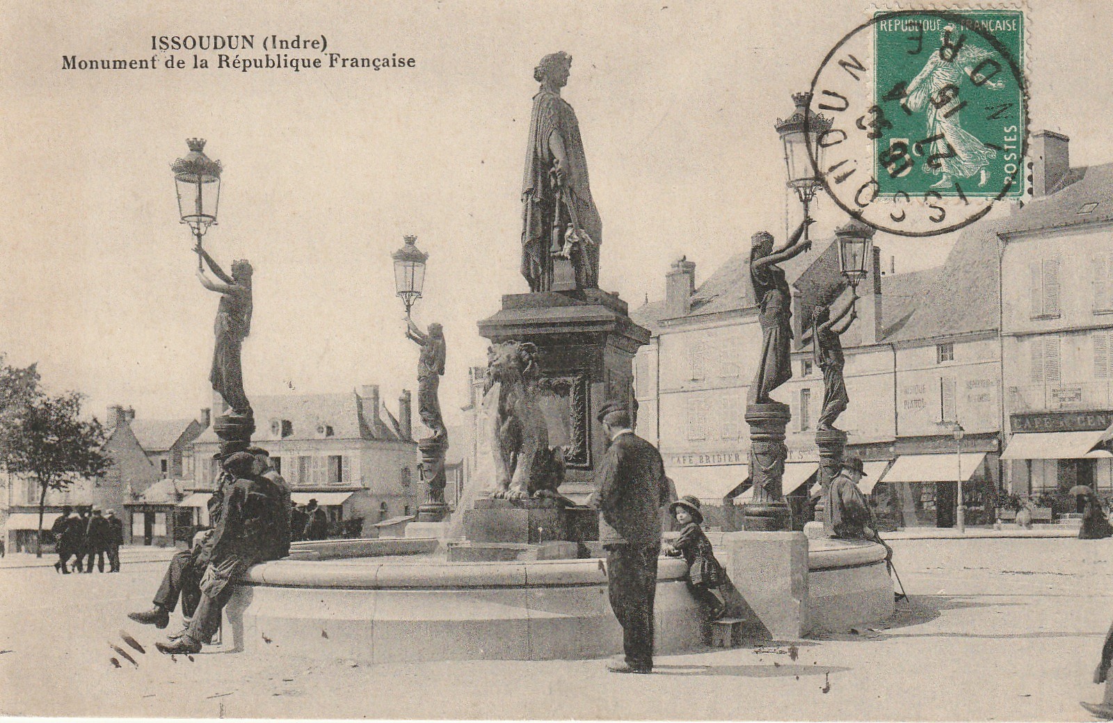 36 ISSOUDUN. Monument République Française 1915