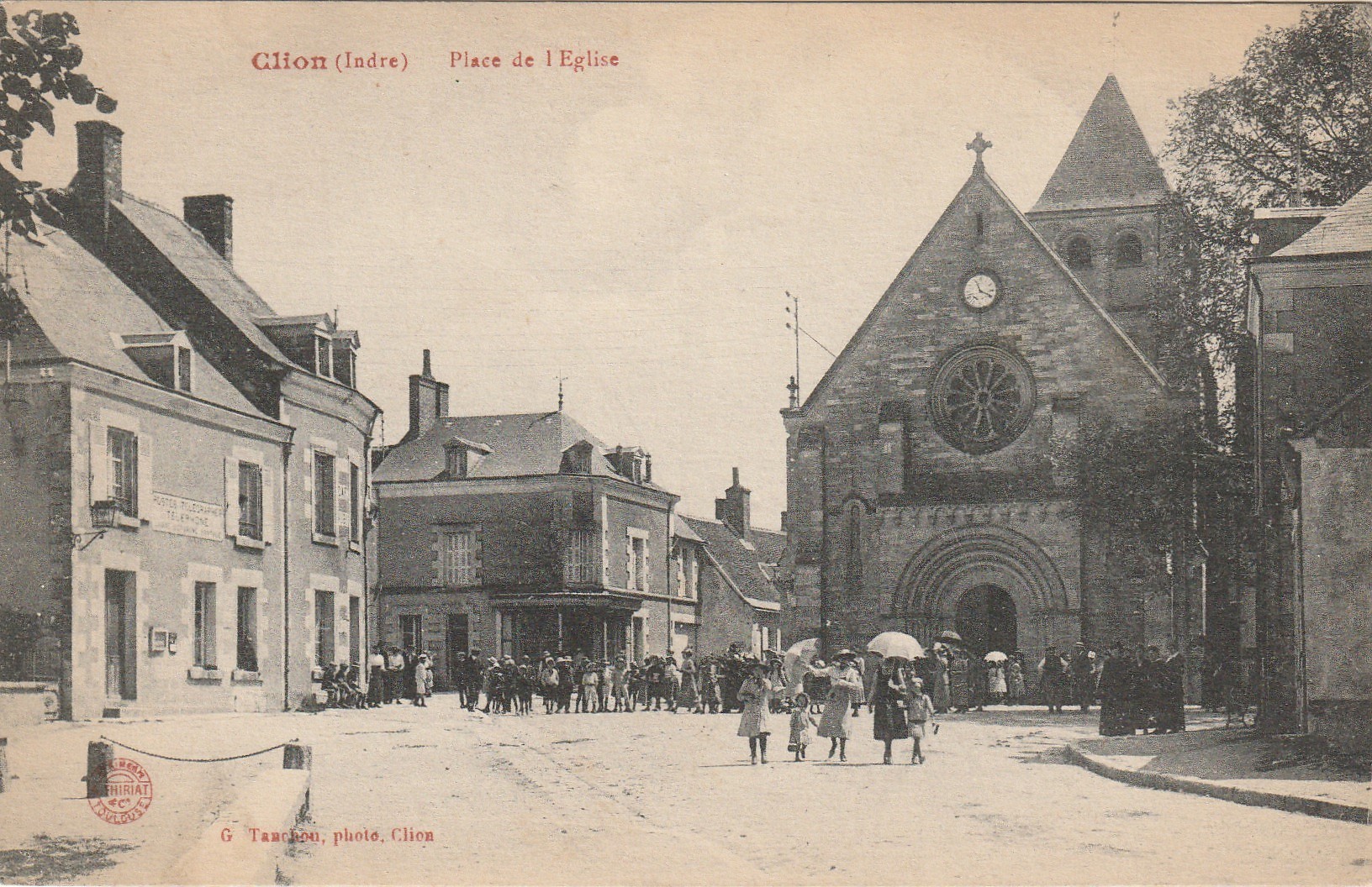 36 CLION. Sortie de Messe Place de l'Eglise 1917