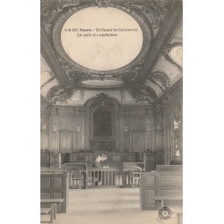 37 TOURS. Salle des Audiences Tribunal de Commerce avec Huissier assis