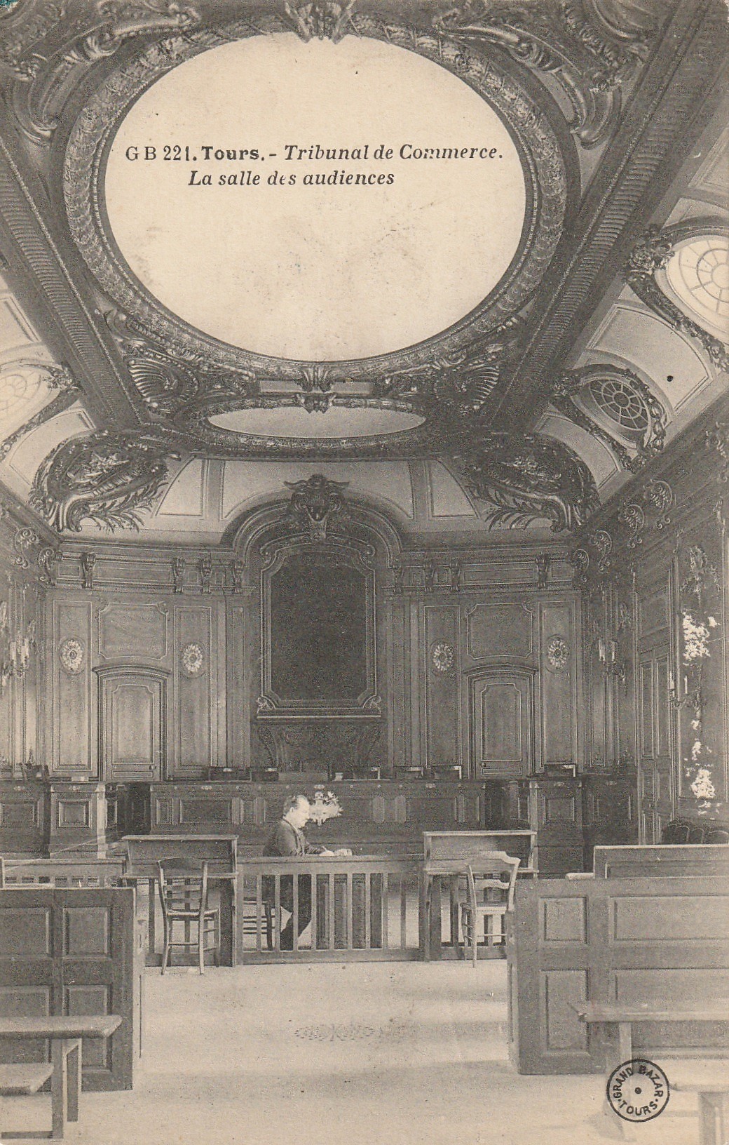 37 TOURS. Salle des Audiences Tribunal de Commerce avec Huissier assis