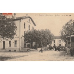 38 BEAUREPAIRE. La Gare et attelages devant le Café Hôtel Flavin face au débit de Tabac 1915