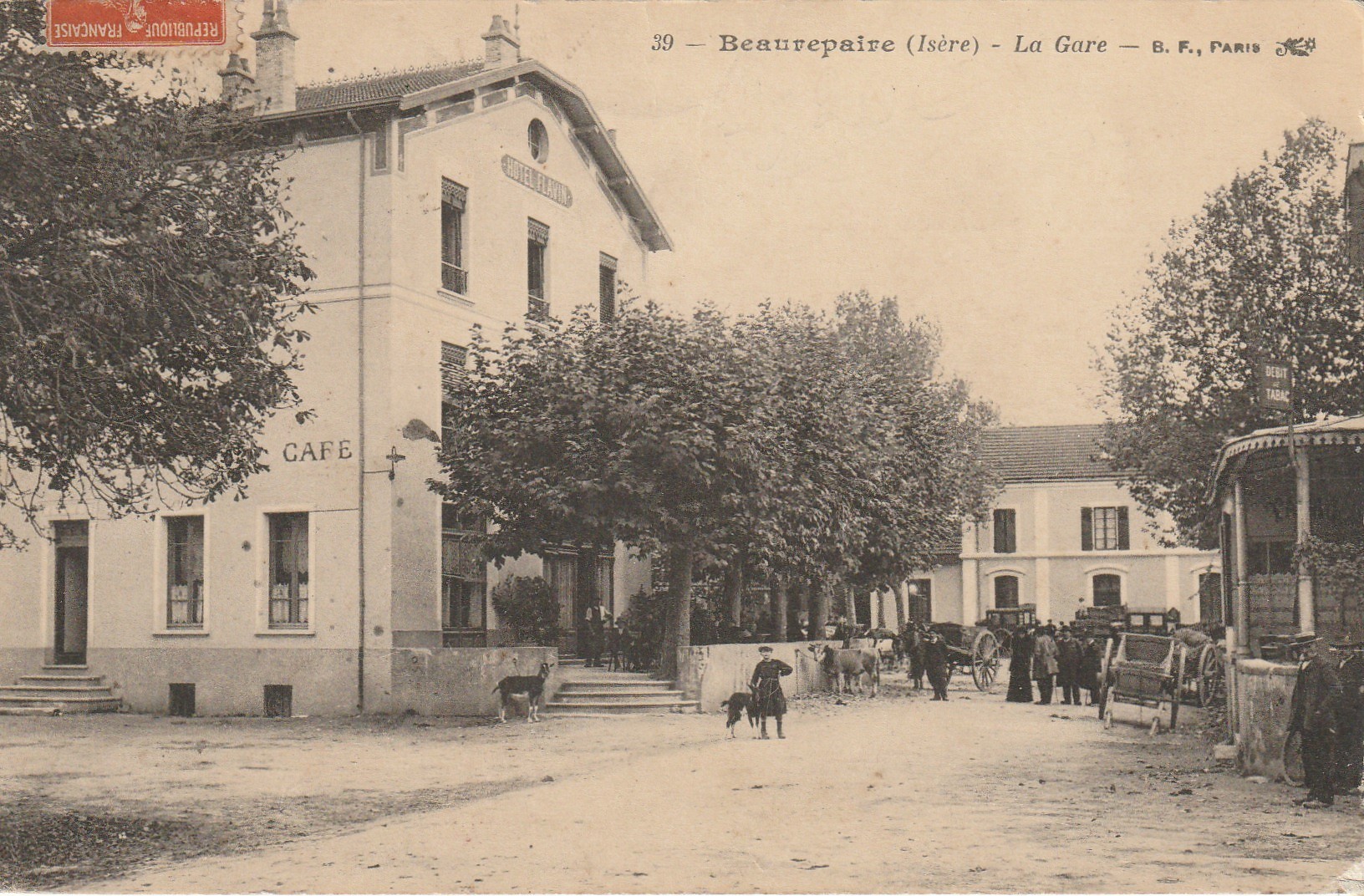38 BEAUREPAIRE. La Gare et attelages devant le Café Hôtel Flavin face au débit de Tabac 1915