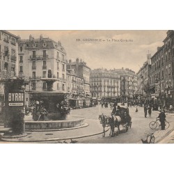 38 GRENOBLE. Fiacre, Fontaine, train-tramway et Colonne Meurice Byrrh Place Grenette