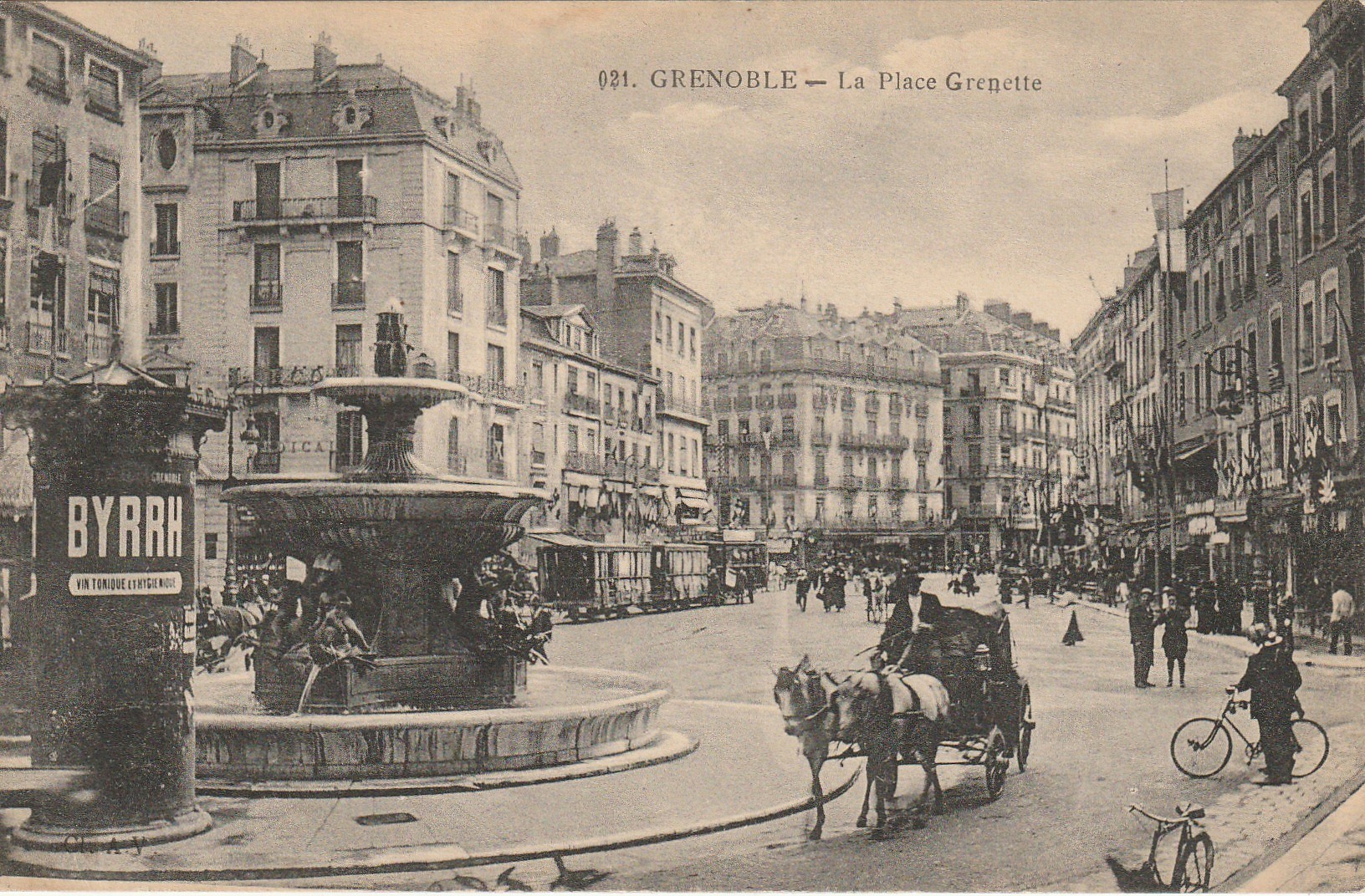 38 GRENOBLE. Fiacre, Fontaine, train-tramway et Colonne Meurice Byrrh Place Grenette