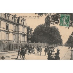 41 sur fortunapost.com ROMORANTIN. Grosse animation à l'Entrée du Faubourg Saint-Roch 1913 carte postale ancienne