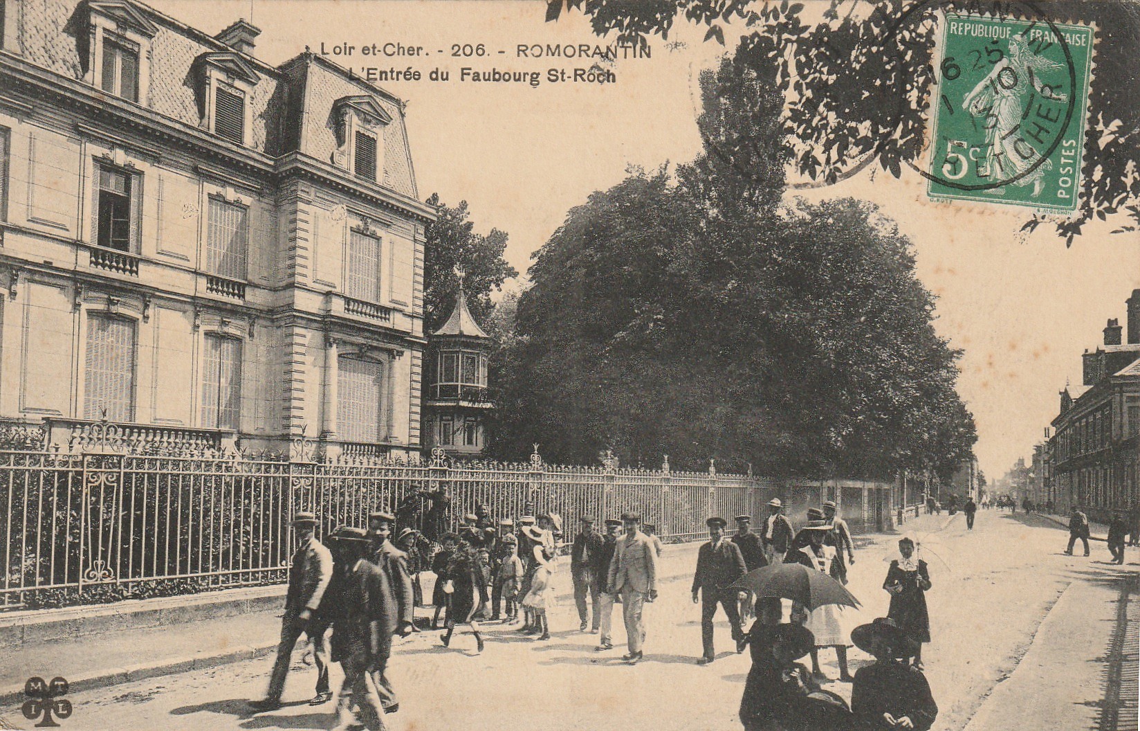 41 sur fortunapost.com ROMORANTIN. Grosse animation à l'Entrée du Faubourg Saint-Roch 1913 carte postale ancienne