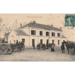 42 FEURS. Attelages devant la Nouvelle Gare vers 1908...