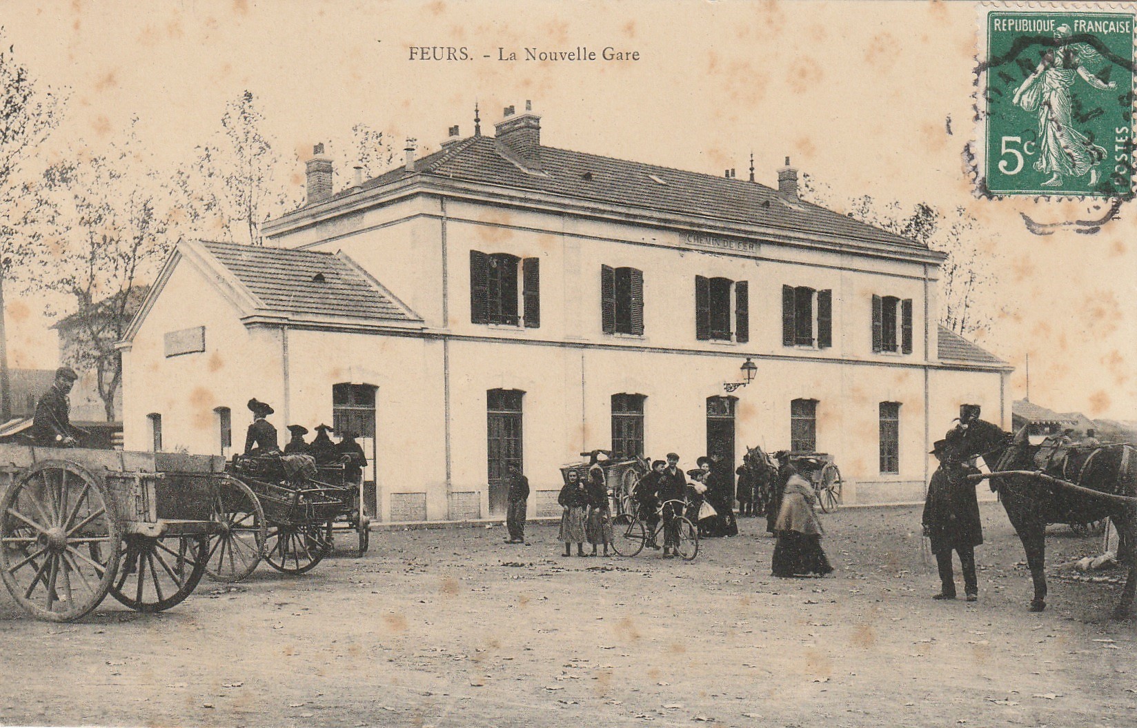 42 FEURS. Attelages devant la Nouvelle Gare vers 1908...