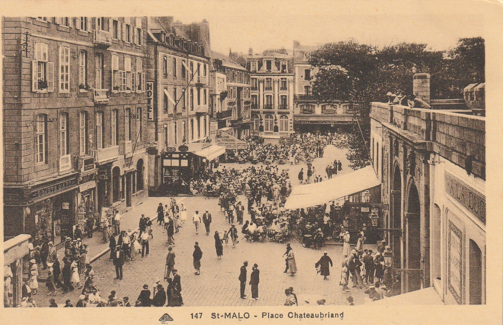 35 SAINT-MALO. Terrasses de Cafés Place Chateaubriand