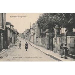 51 HAUTVILLERS. Grande Rue allant à la Poste avec écoliers