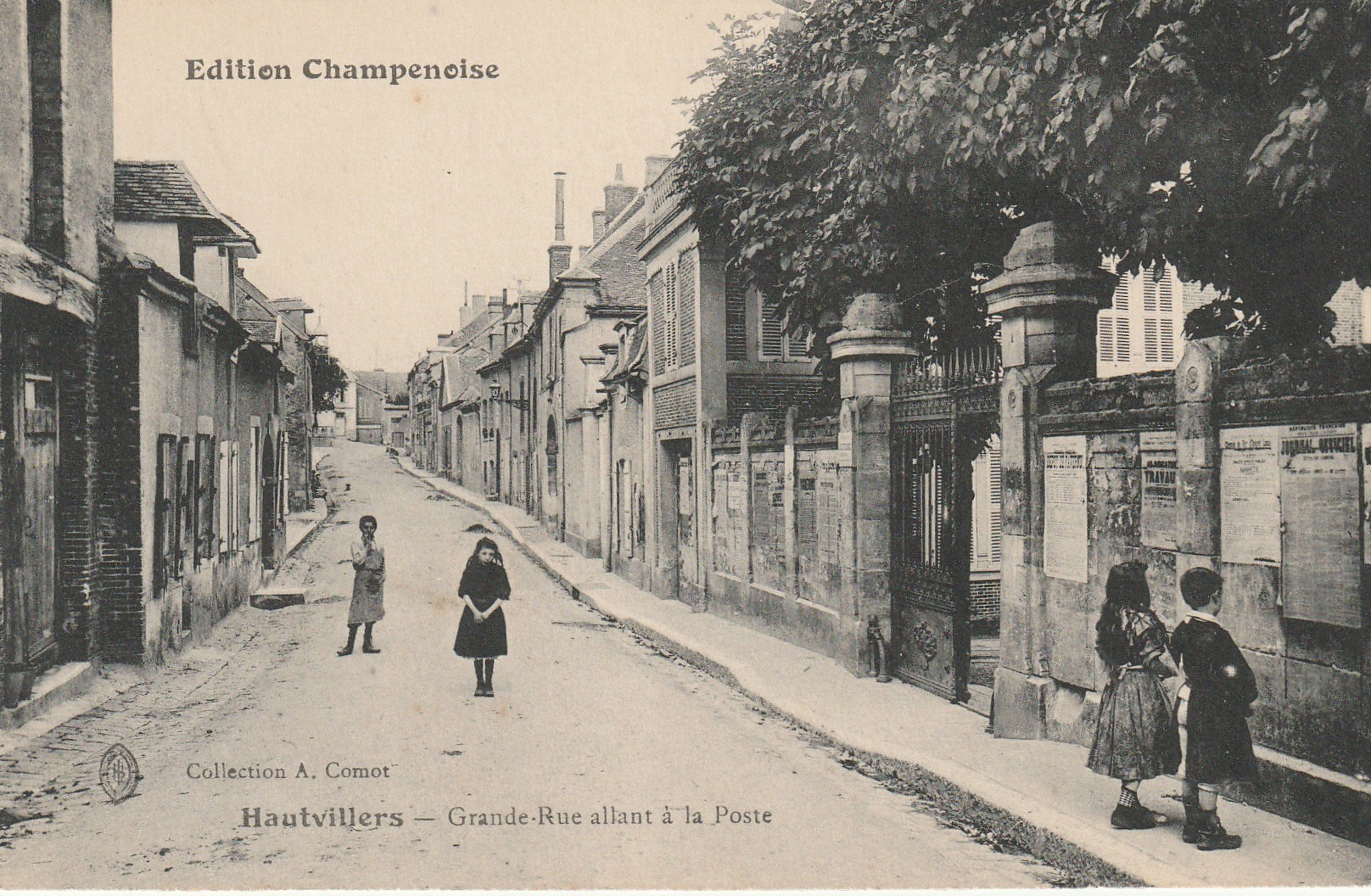 51 HAUTVILLERS. Grande Rue allant à la Poste avec écoliers