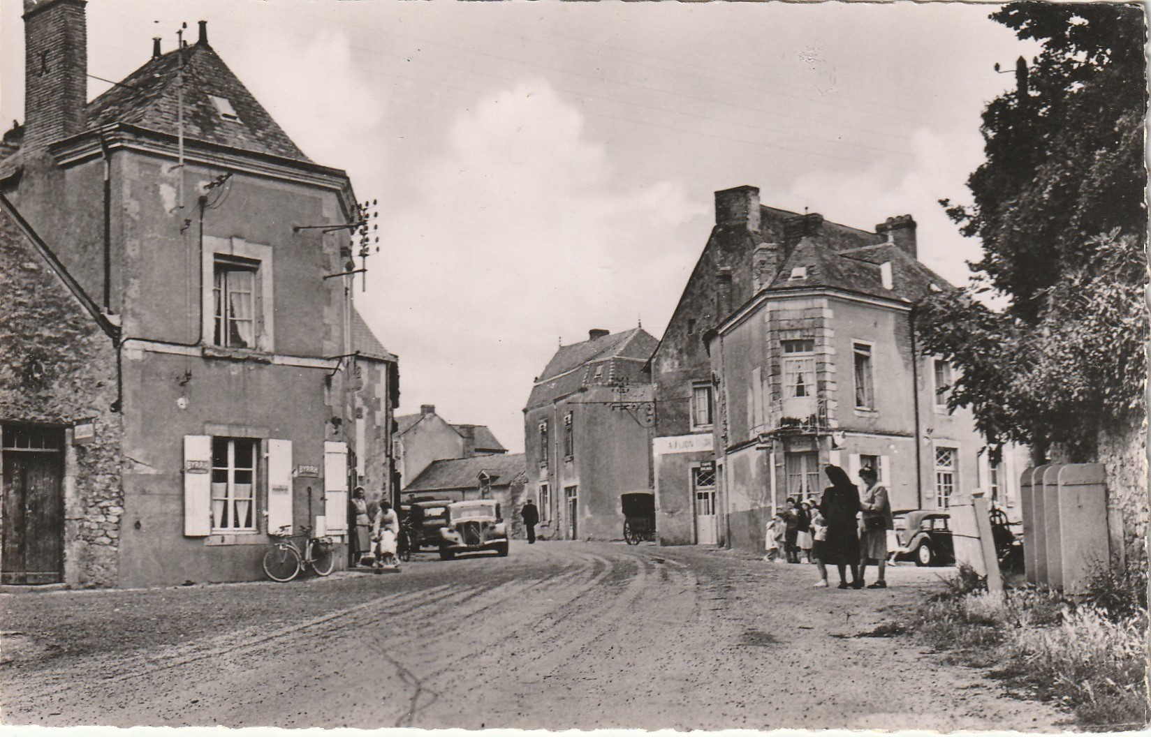 Cpsm petit format 53 LA BAZOUGE DE CHEMERE. Carrefour du Centre voiture Citroën Traction avant