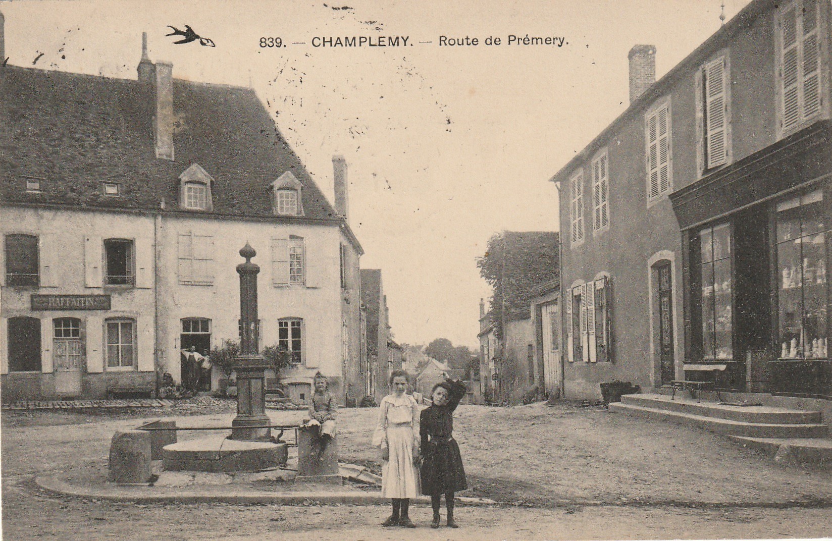 58 CHAMPLEMY. Fillettes Route de Prémery avec Commerce Raffaitin 1921