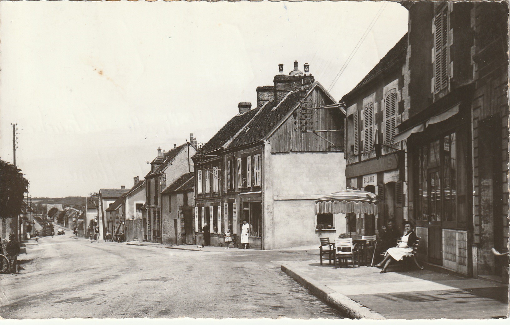 Photo Cpsm petit format 61 LE MAGE. Le Bourg 1955 Billard Café des Amis
