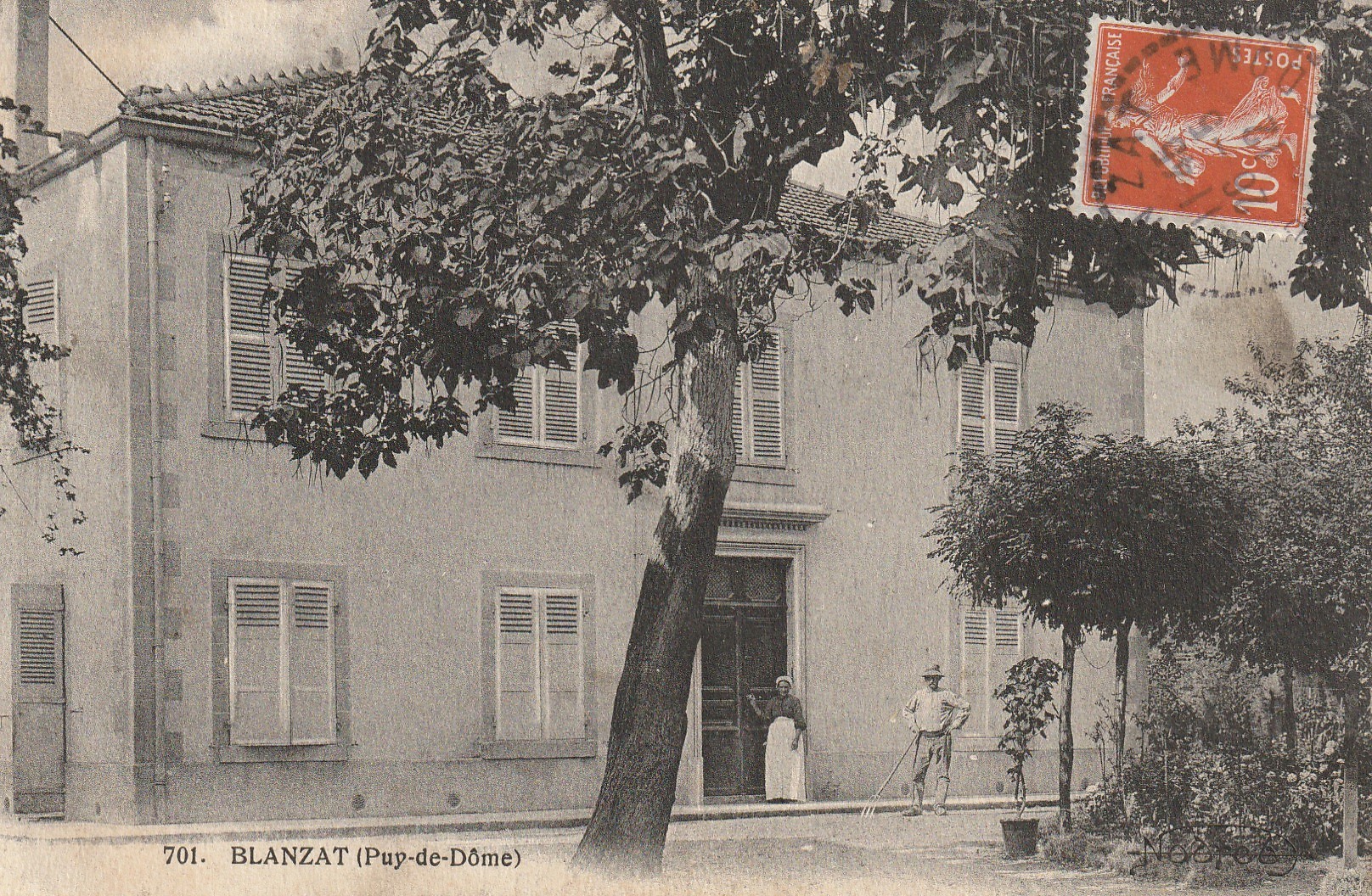 63 BLANZAT 1912 Jardinier et Cuisinière devant la maison