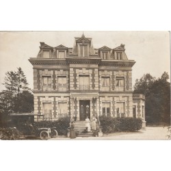 63 LAQUEUILLE. Superbe voiture ancienne devant une Résidence. Photo carte postale 1914