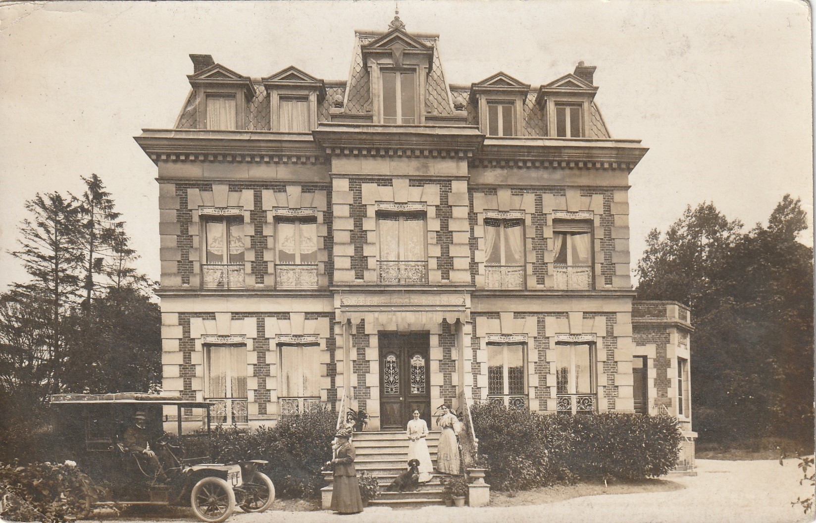 63 LAQUEUILLE. Superbe voiture ancienne devant une Résidence. Photo carte postale 1914