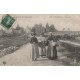63 FOURNOLS. Paysannes en habit du Dimanche et traditionnel sur la Route du Lavoir 1907