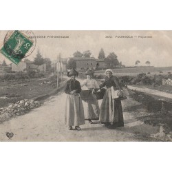 63 FOURNOLS. Paysannes en habit du Dimanche et traditionnel sur la Route du Lavoir 1907