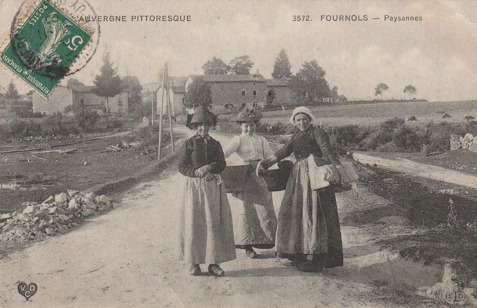 63 FOURNOLS. Paysannes en habit du Dimanche et traditionnel sur la Route du Lavoir 1907