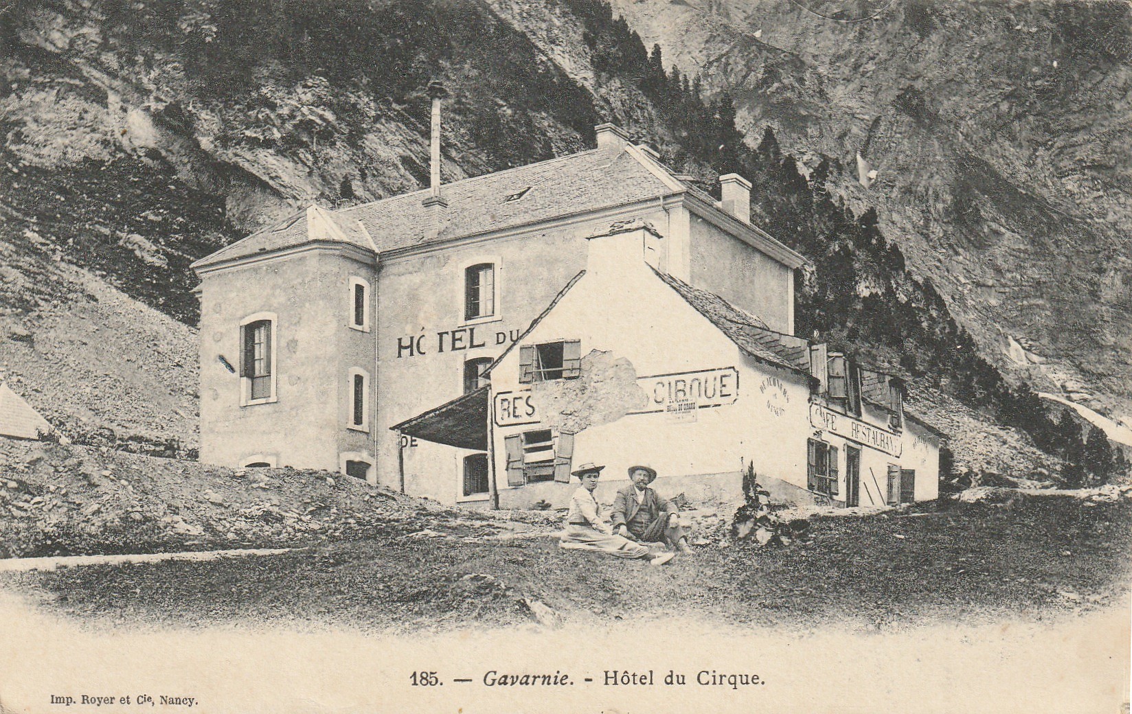 65 GAVARNIE. Randonneurs assis devant Café Restaurant Hôtel du Cirque vers 1900