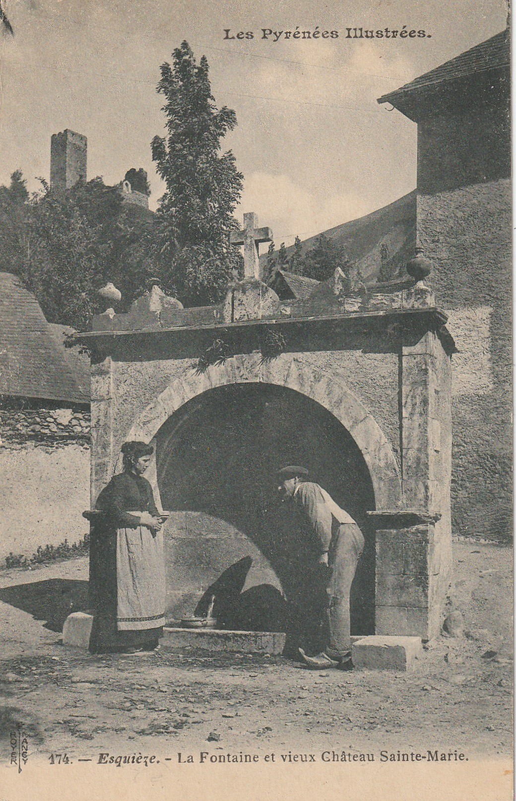 65 ESQUIEZE. Animation à la Fontaine et Vieux Château Sainte Marie vers 1900