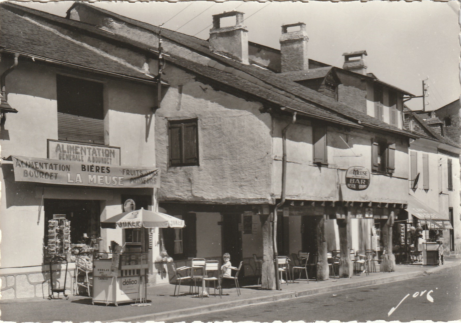 Photo Cpsm Cpm 65 SAINT-SAVIN. Bar et Alimentation Bourdet avec Cartes Postales