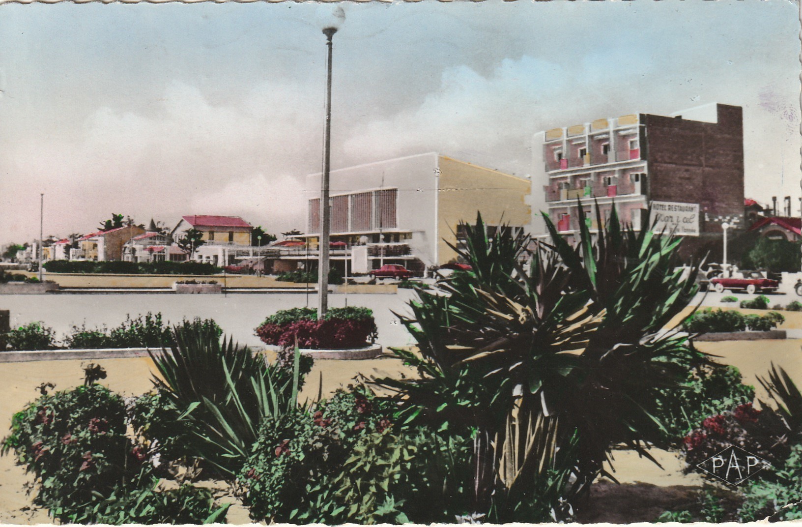 Photo Cpsm petit format 66 CANET PLAGE. Le Rond Point 1957 pour Aulnay sous Bois