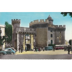 Photo Cpsm petit format 66 PERPIGNAN. La Castillet ancienne Prison autocar et voitures 4cv 1957