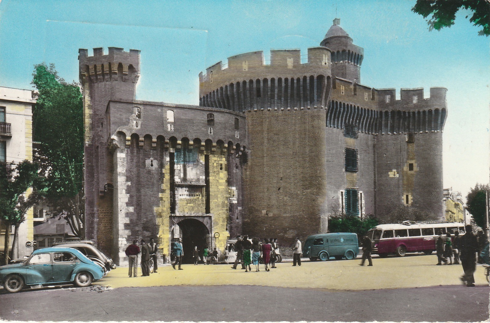 Photo Cpsm petit format 66 PERPIGNAN. La Castillet ancienne Prison autocar et voitures 4cv 1957