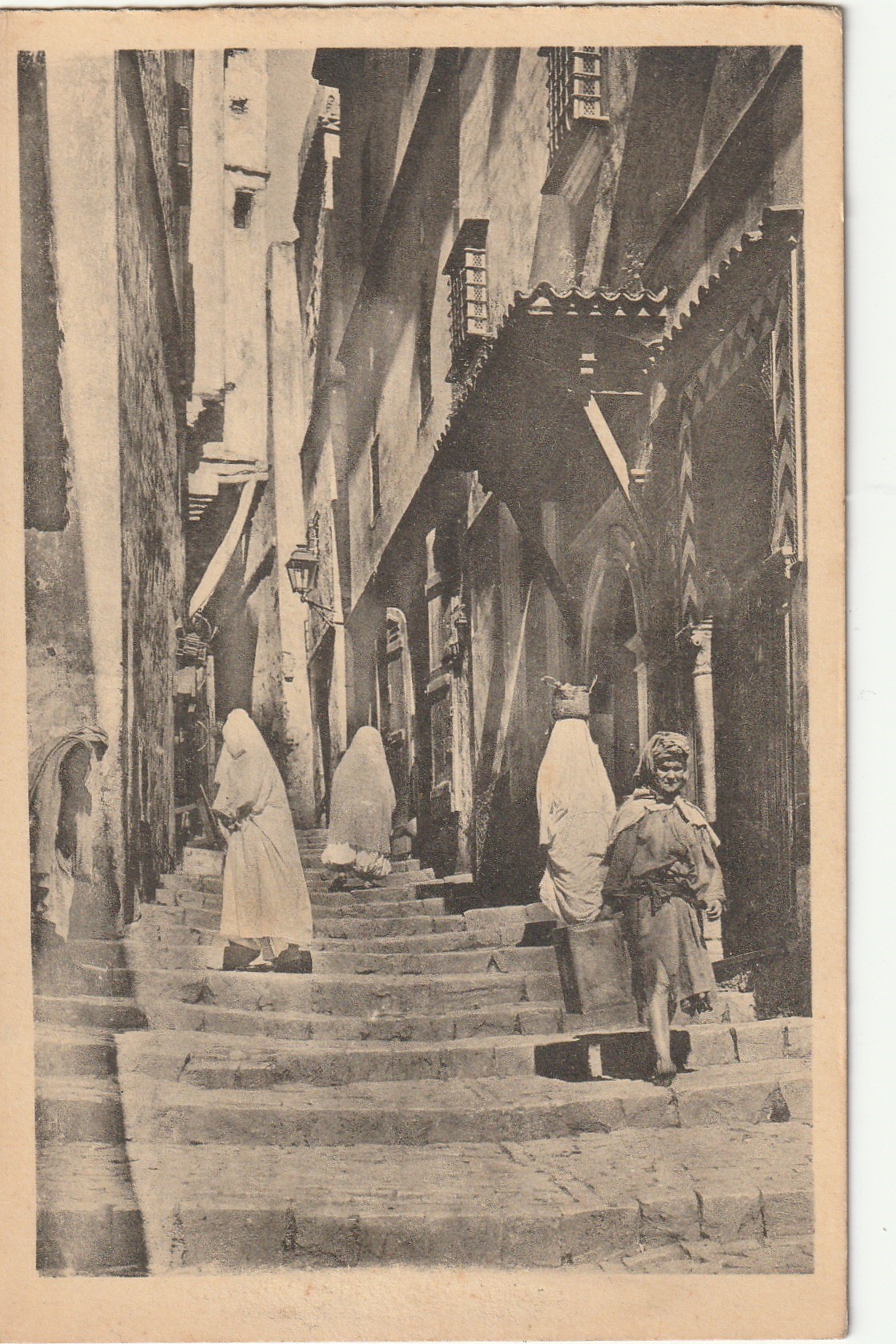 4 x cpa sur L'ALGERIE. Une rue, le Marché, Bone et Tlemcen