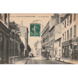 69 LYON LES CHARPENNES. Nettoyeur de réverbères sur la Grande Rue 1908