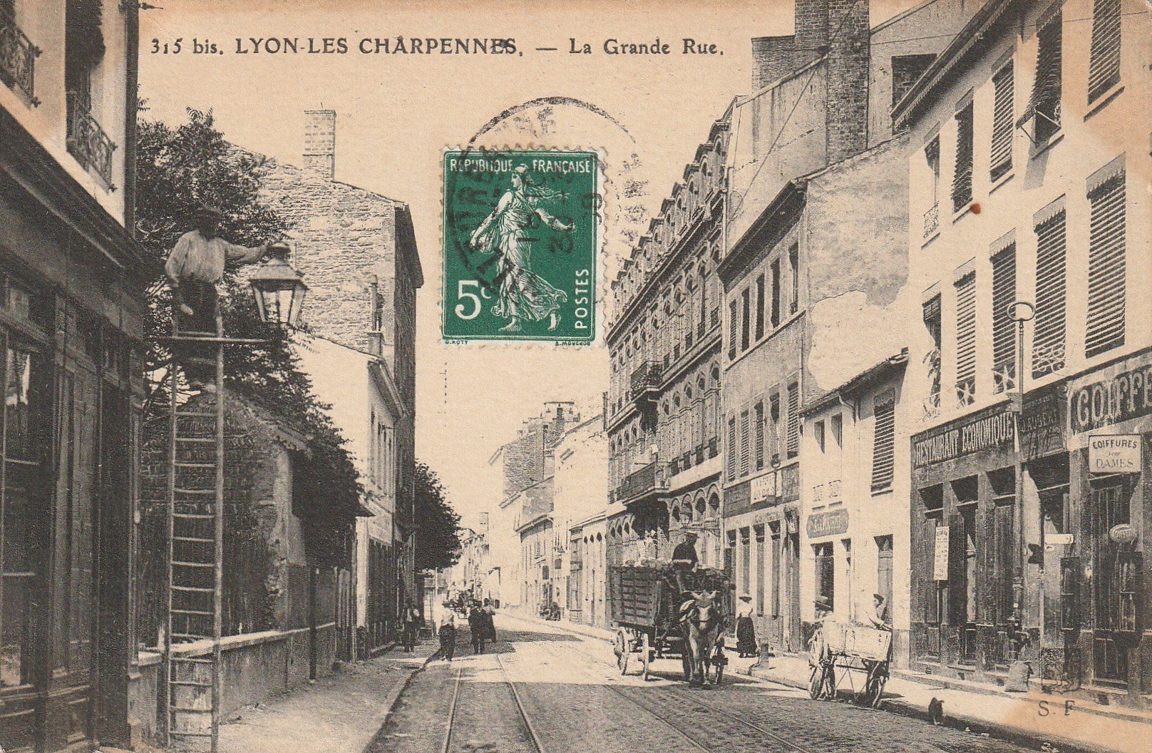 69 LYON LES CHARPENNES. Nettoyeur de réverbères sur la Grande Rue 1908
