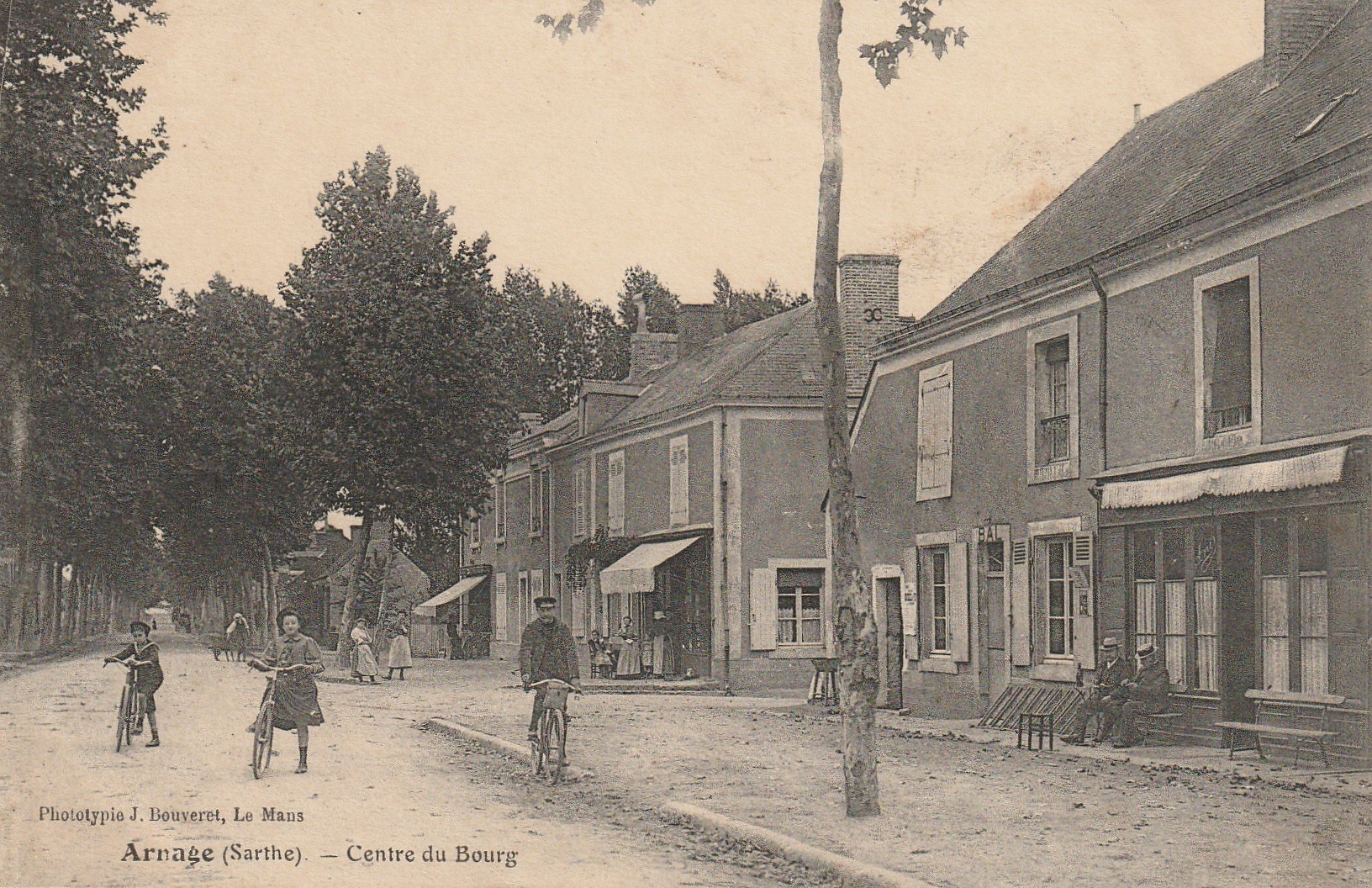 72 ARNAGE. Centre du Bourg Cyclistes Epicerie et Café Bal 1916