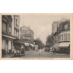 78 HOUILLES. Place et Avenue de la Gare voiture ancienne devant Charcuterie Confiserie et Café