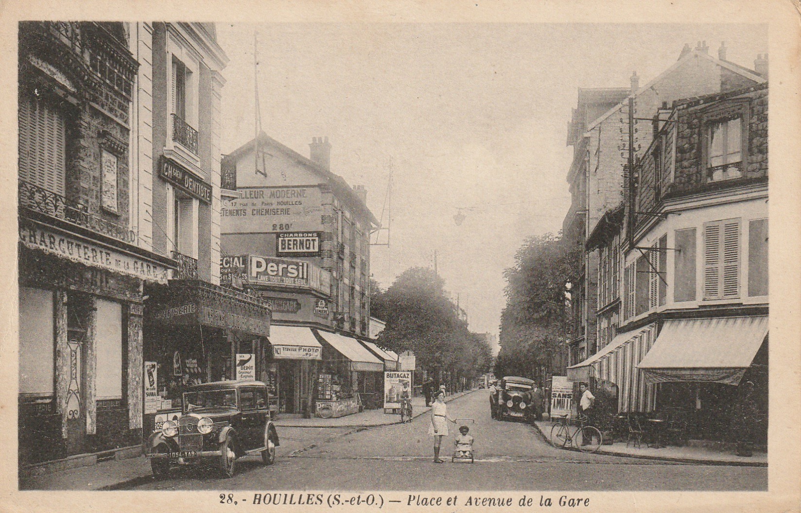 78 HOUILLES. Place et Avenue de la Gare voiture ancienne devant Charcuterie Confiserie et Café