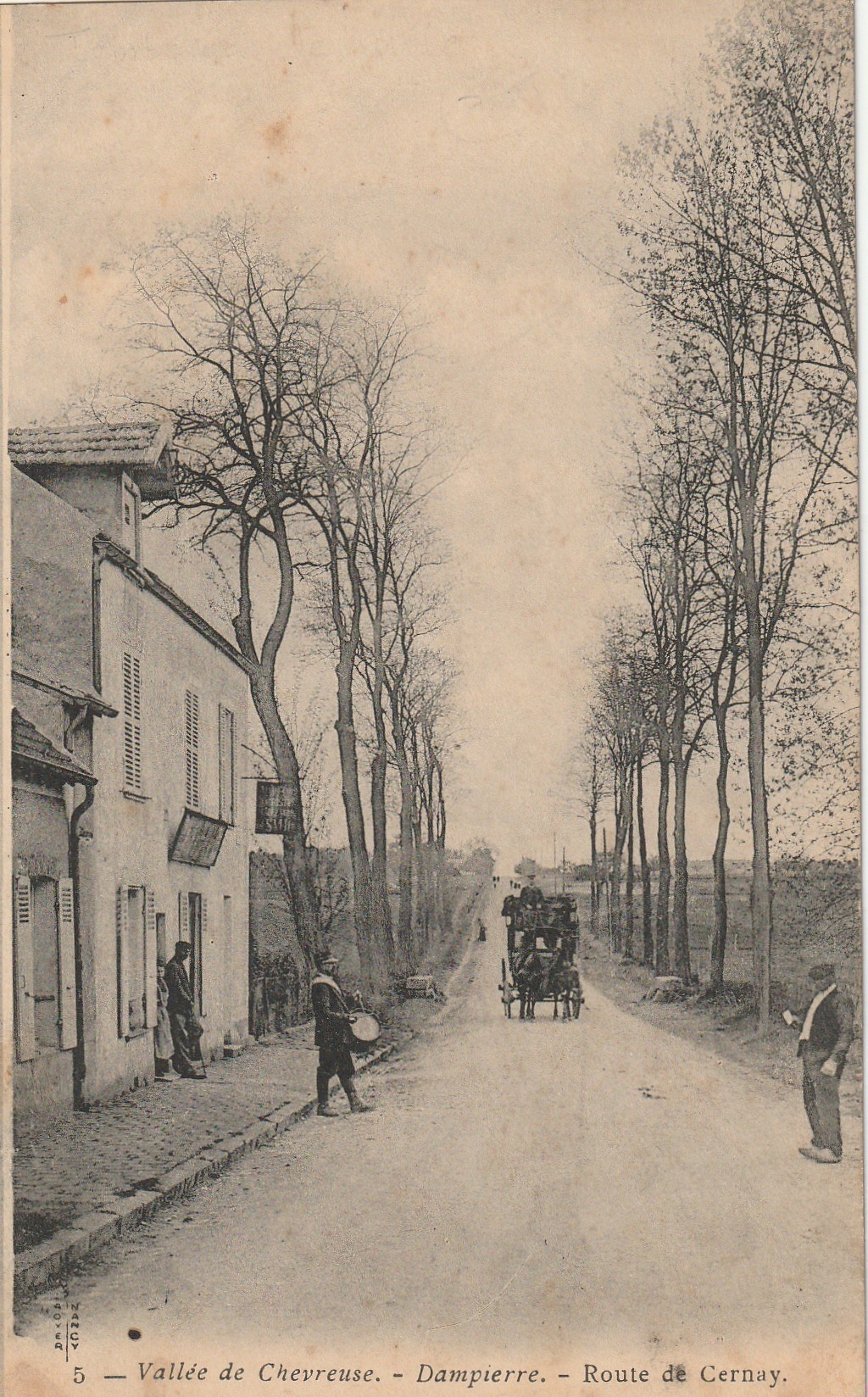 78 DAMPIERRE EN YVELINES. Le Tambour de Ville et Diligence Route de Cernay vers 1900
