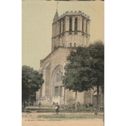 82 CASTELSARRASIN. Ecolier devant l'Eglise Saint-Sauveur.
