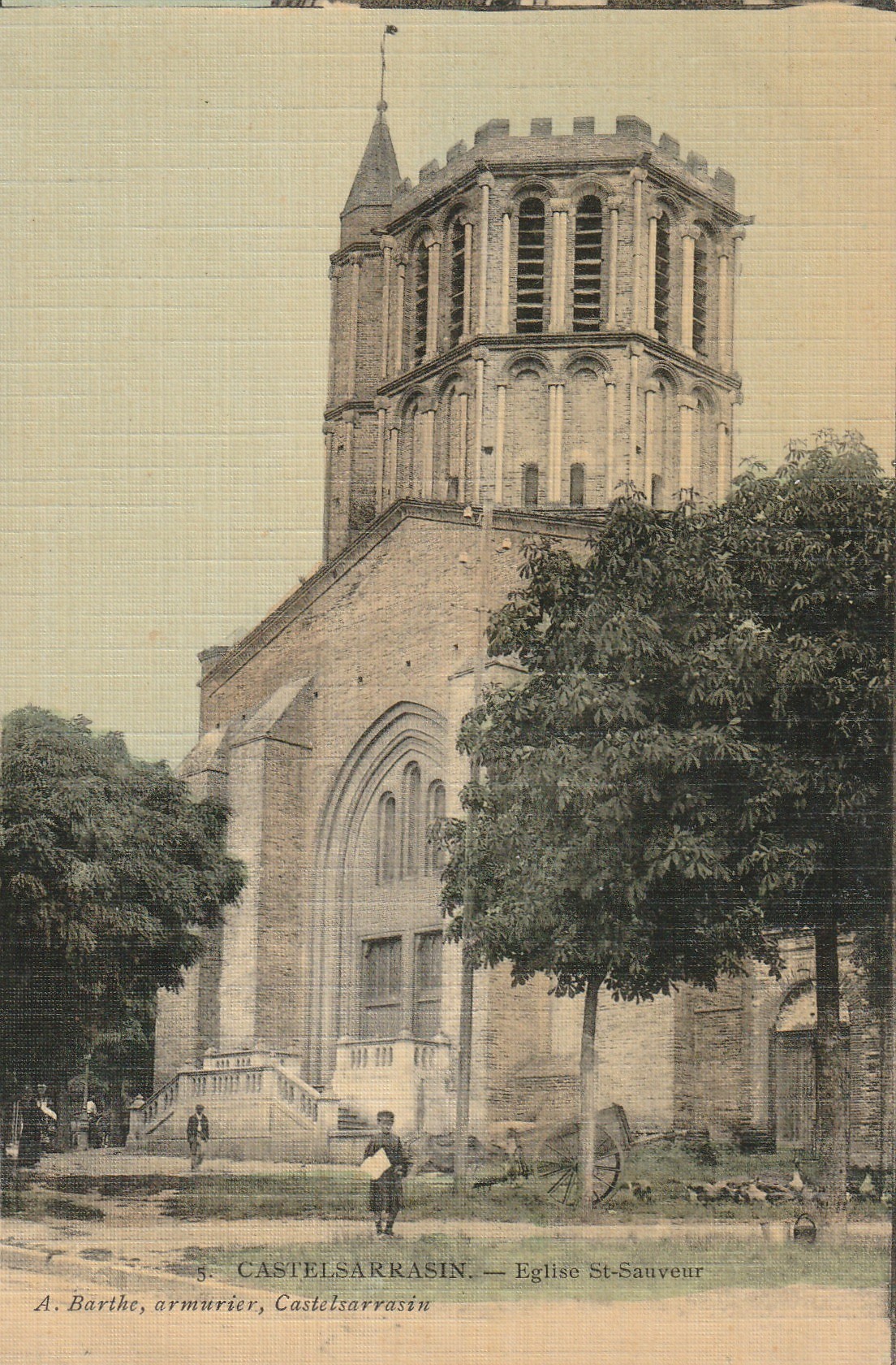 82 CASTELSARRASIN. Ecolier devant l'Eglise Saint-Sauveur.
