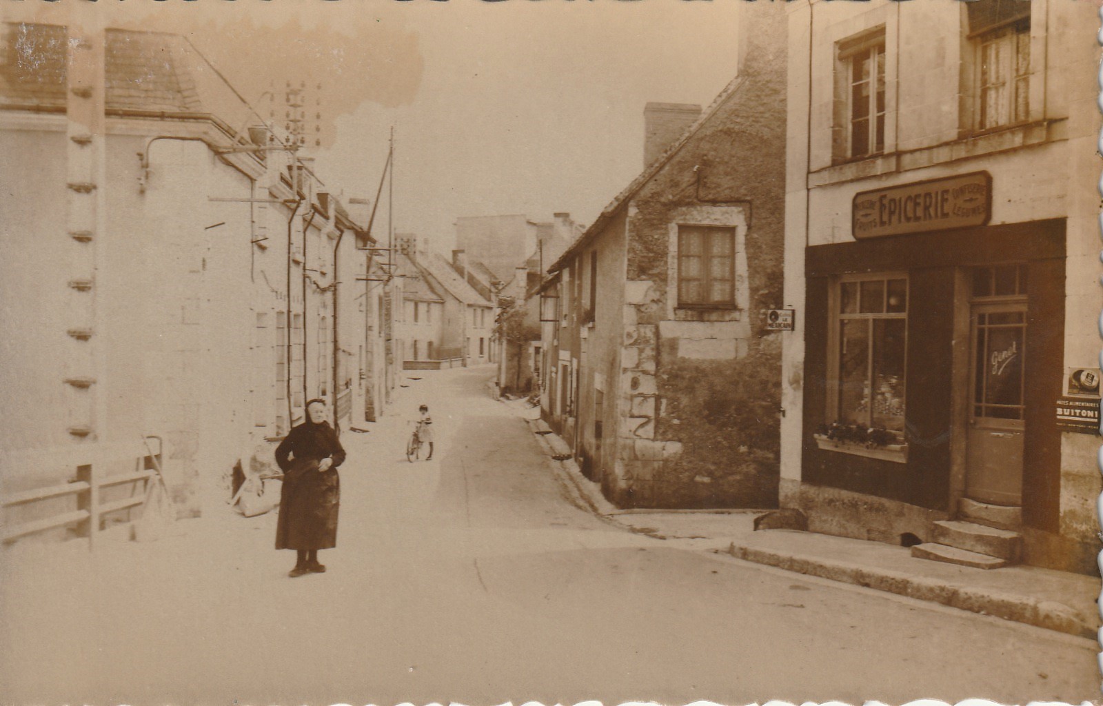 Photo Cpsm petit format 86 LESIGNY. Epicerie Genet rue de la Roche Posay