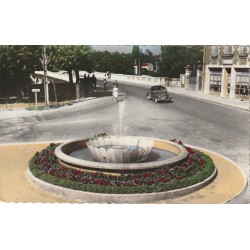 Photo Cpsm petit format 86 CHAUVIGNY. Le Square et voiture 4 cv Avenue de Vienne 1958