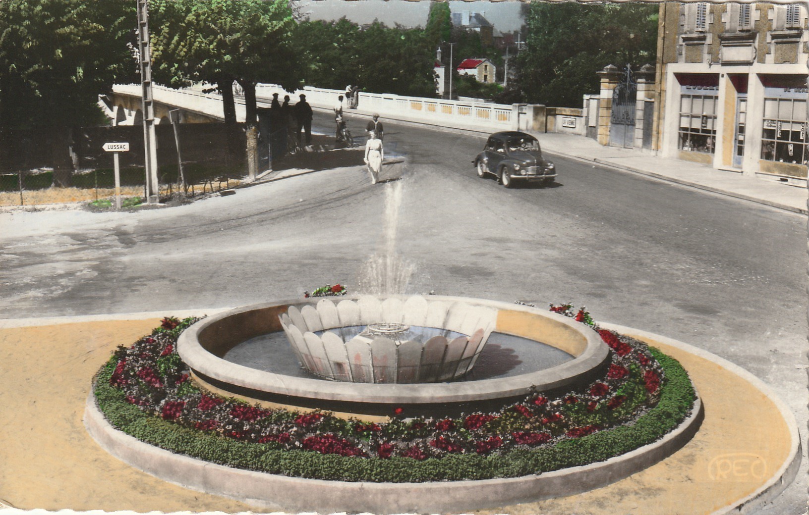 Photo Cpsm petit format 86 CHAUVIGNY. Le Square et voiture 4 cv Avenue de Vienne 1958