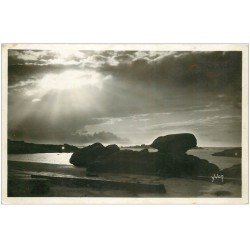 carte postale ancienne 22 TREGASTEL. Coucher de Soleil sur la Grève 1939. Carte Photo