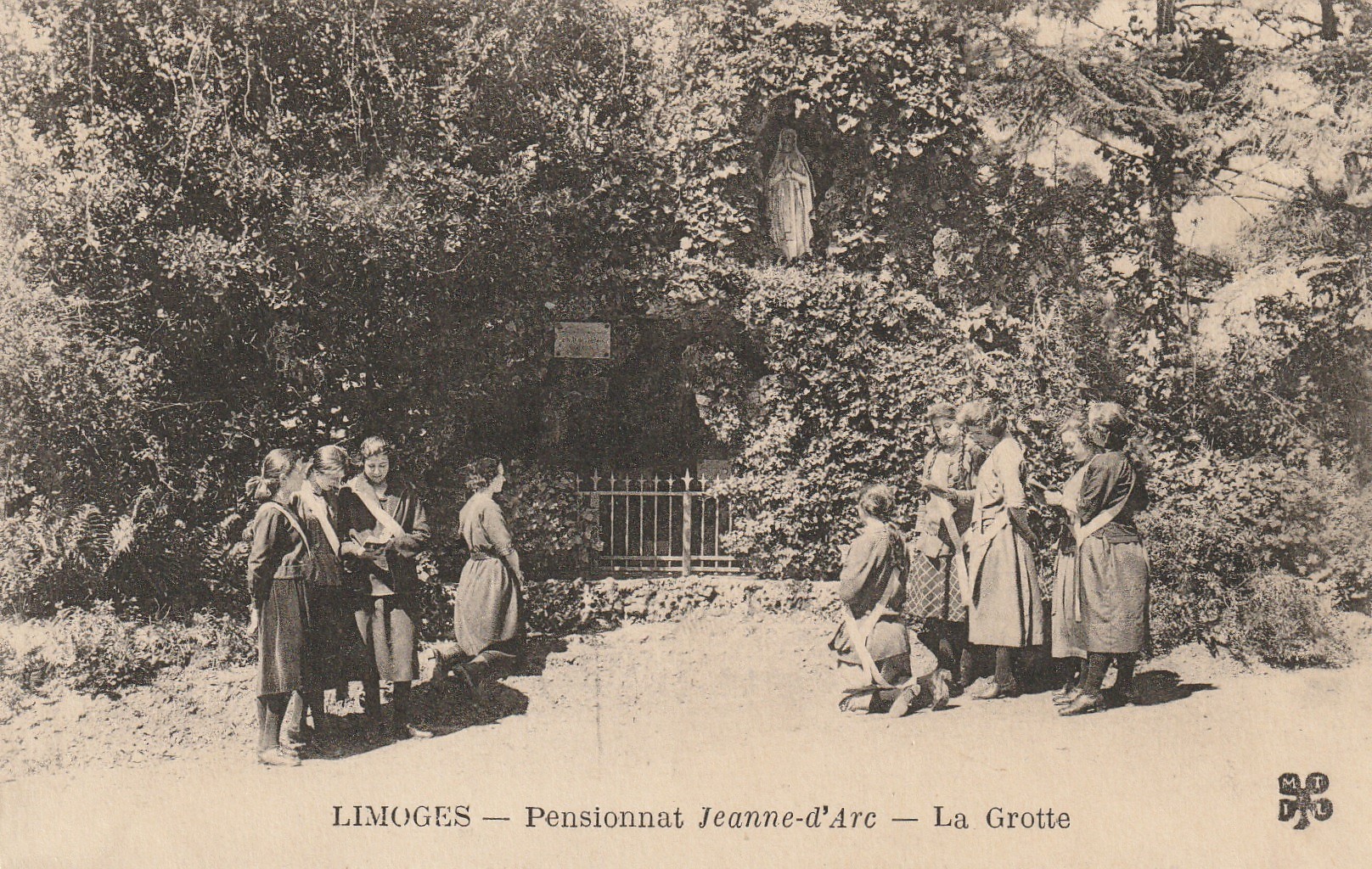 87 LIMOGES. La Grotte au Pensionnat Jeanne d'Arc animation